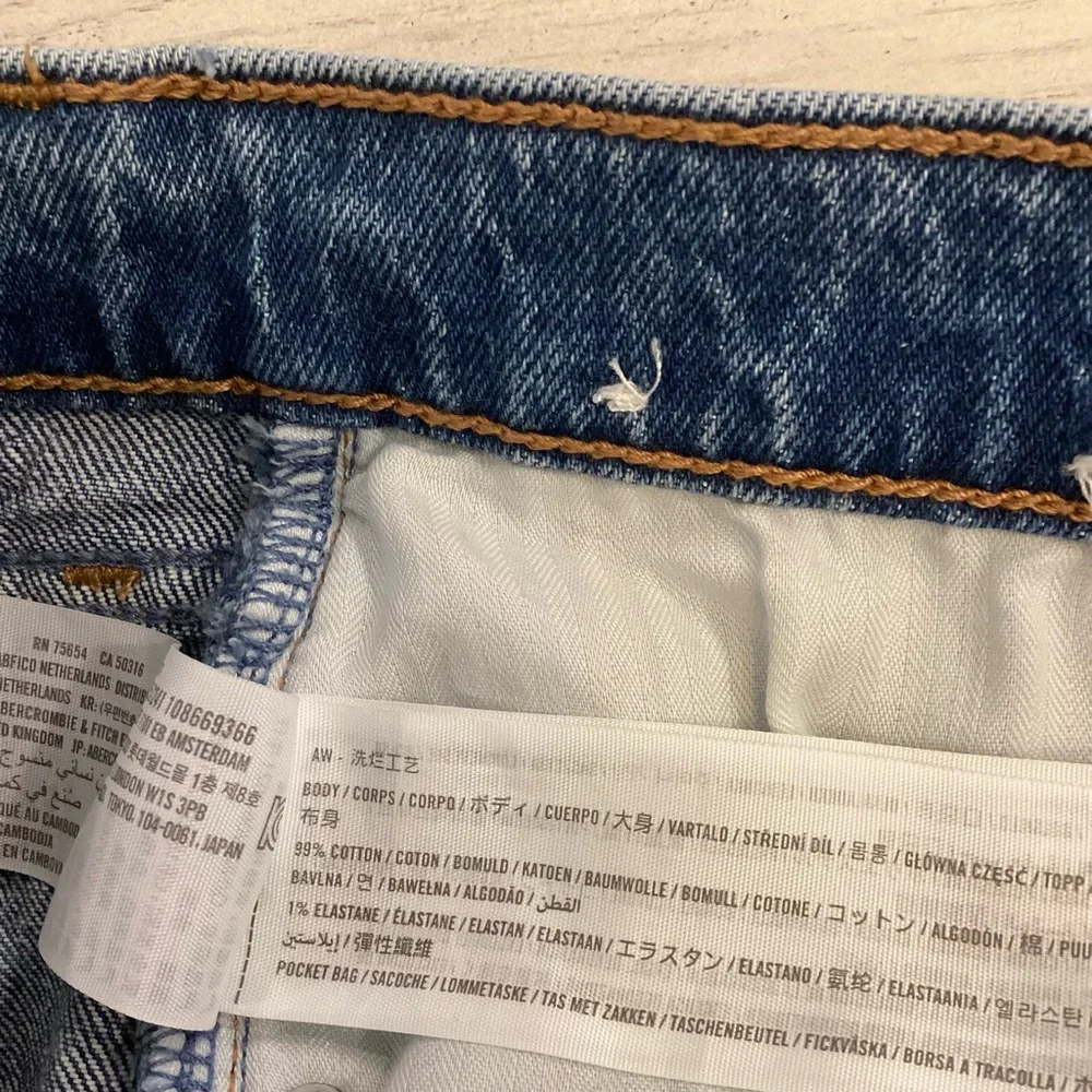 Abercrombie Fitch 10 Short (30S) ‘90s Straight Mid Rise Women’s Jeans Med Wash